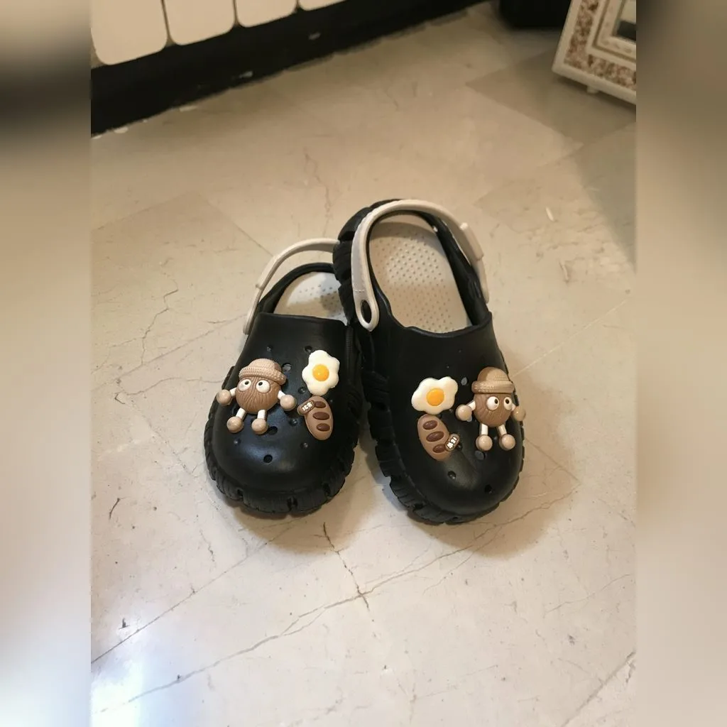پاپوش کراکس بچه گانه نیمرو مشکی کرم فروشگاه آنلاین کفش و کتونی و صندل وبوت زنانه قدمک کتونی ارزان